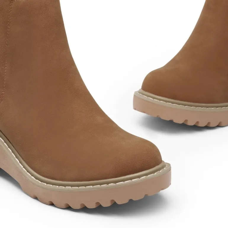 Lug Outsole Pull-On Chelsea Boots